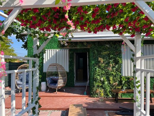 Вилла, Miami Heights Trailer Park, Miami-Dade County