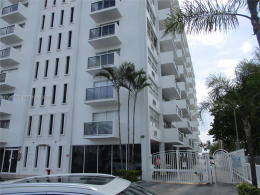Residential complexes in Miami Beach, Miami-Dade