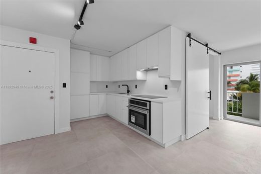 Residential complexes in Miami Beach, Miami-Dade