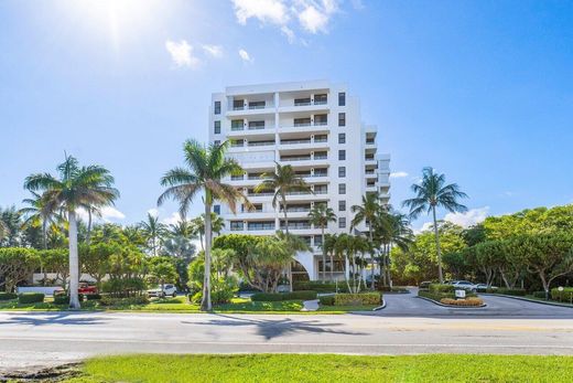 Residential complexes in Highland Beach, Palm Beach