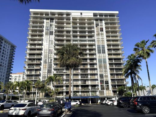 Residential complexes in Fort Lauderdale, Broward County