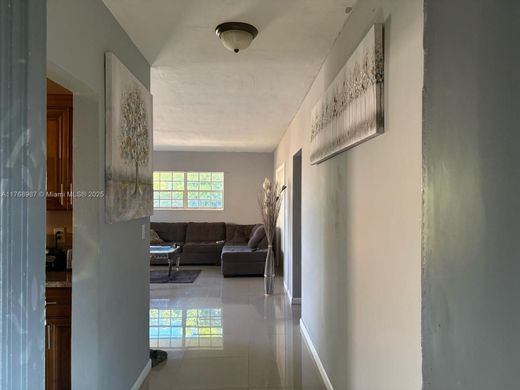 マイアミガーデンズ, Miami-Dade Countyのヴィラ