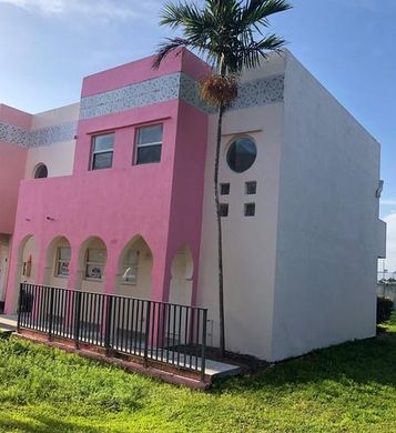 Opa-locka, Miami-Dade Countyのタウンハウス