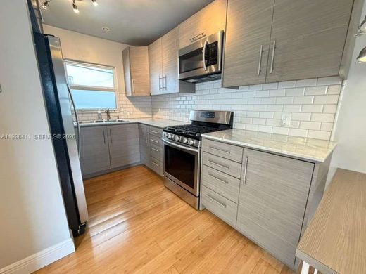 Residential complexes in Coral Gables, Miami-Dade