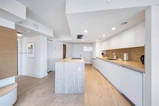 Residential complexes in Miami Beach, Miami-Dade