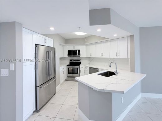 Residential complexes in Miami Beach, Miami-Dade