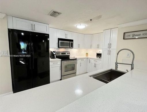 マイアミ, Miami-Dade Countyのアパートメント・コンプレックス