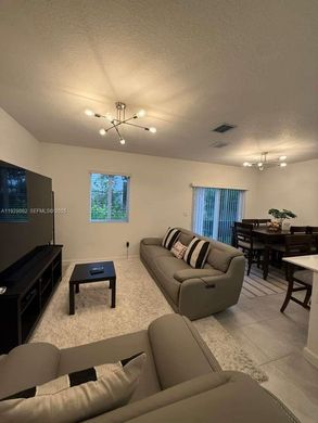 Townhouse in Pembroke Park, Broward County