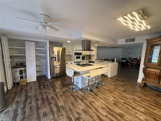 Townhouse in Hallandale, Broward County