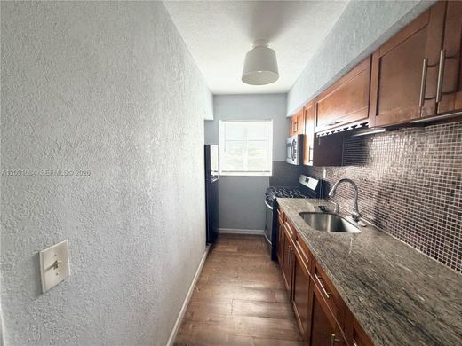 Residential complexes in Miami Beach, Miami-Dade