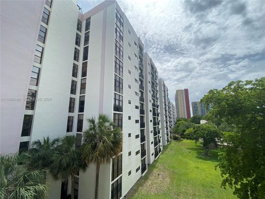 Complexes résidentiels à Sunny Isles Beach, Comté de Miami-Dade