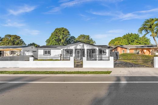 Villa in Opa-locka North  (historical), Miami-Dade