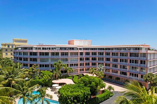 Residential complexes in Palm Beach, Florida