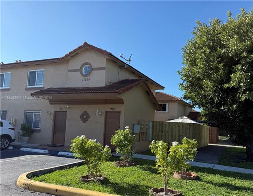 ハイアリア, Miami-Dade Countyのアパートメント・コンプレックス