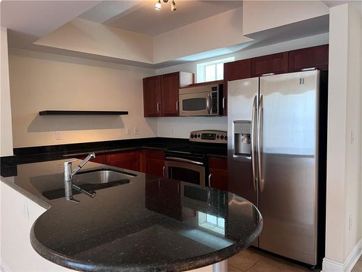 マイアミ, Miami-Dade Countyのアパートメント・コンプレックス