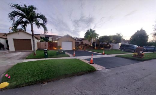 ハイアリア, Miami-Dade Countyのアパートメント・コンプレックス