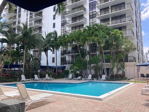 Residential complexes in Fort Lauderdale, Broward County