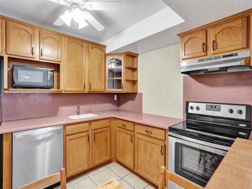 Residential complexes in Hallandale, Broward County