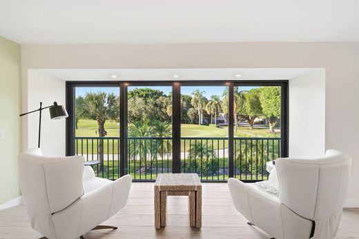 Residential complexes in Boynton Beach, Palm Beach