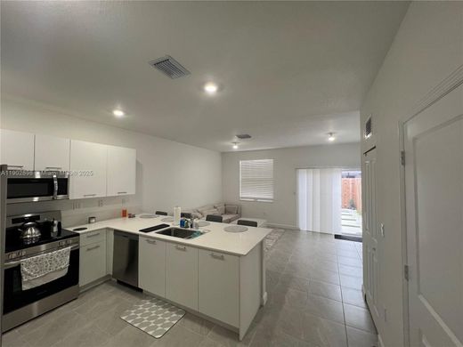 Townhouse in North Miami, Miami-Dade