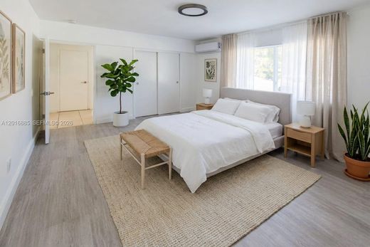 Residential complexes in North Miami Beach, Miami-Dade