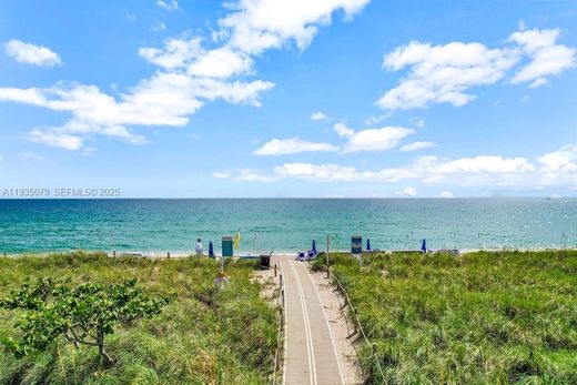 Residential complexes in Bal Harbour, Miami-Dade