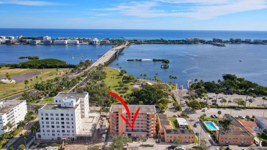 Residential complexes in Lake Worth, Palm Beach