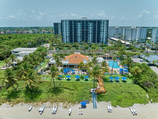 Residential complexes in Highland Beach, Palm Beach