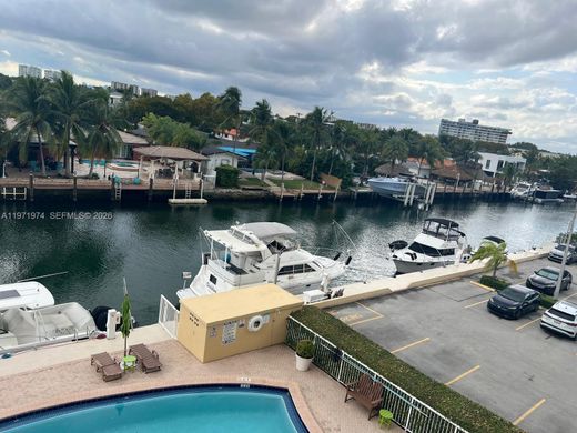 Residential complexes in North Miami, Miami-Dade