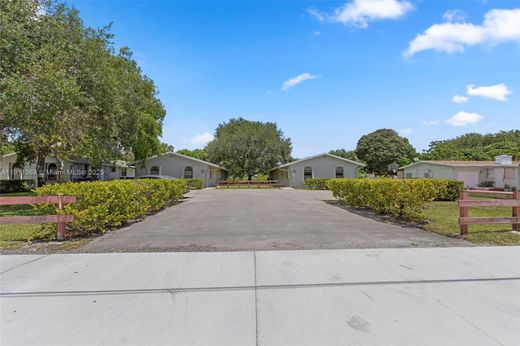 ハリウッド, Broward Countyのアパートメント・コンプレックス