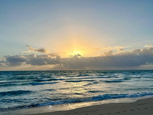 Residential complexes in Miami Beach, Miami-Dade