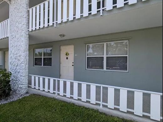 Residential complexes in Ocean Ridge, Palm Beach