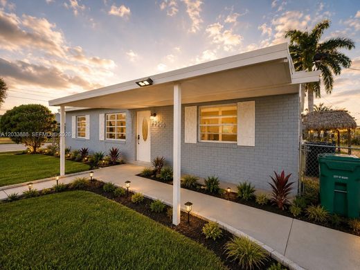 Residential complexes in Miami Gardens, Miami-Dade