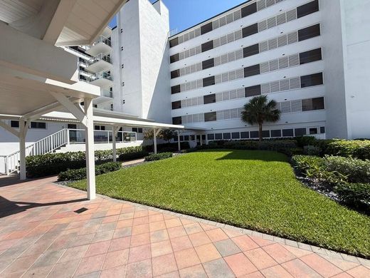 Residential complexes in Highland Beach, Palm Beach
