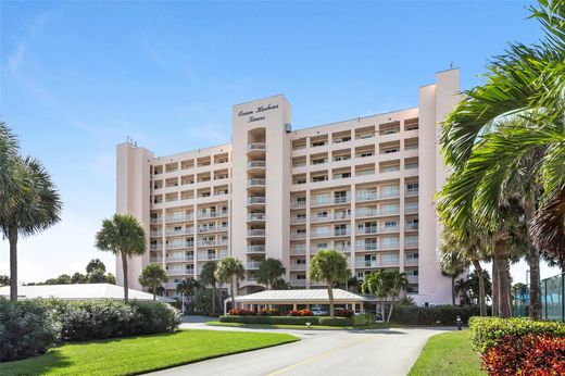 Residential complexes in Hutchinson Island South, Saint Lucie County
