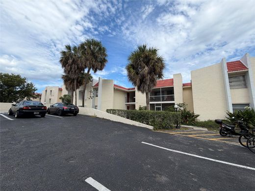 Residential complexes in Boca Raton, Palm Beach