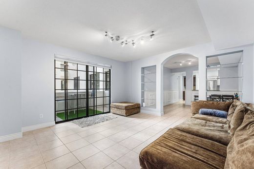 Residential complexes in Boca Raton, Palm Beach