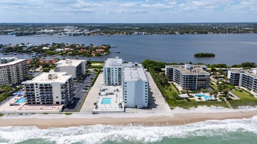 Residential complexes in Palm Beach, Florida