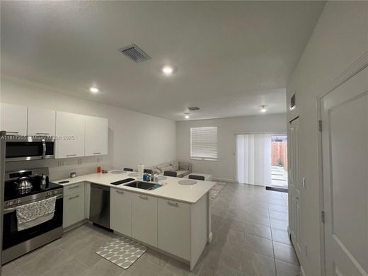 Townhouse in North Miami, Miami-Dade
