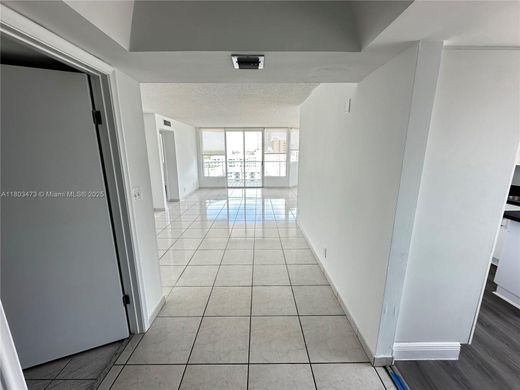 Residential complexes in Miami Beach, Miami-Dade