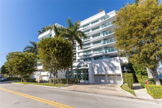 Residential complexes in Bay Harbor Islands, Miami-Dade
