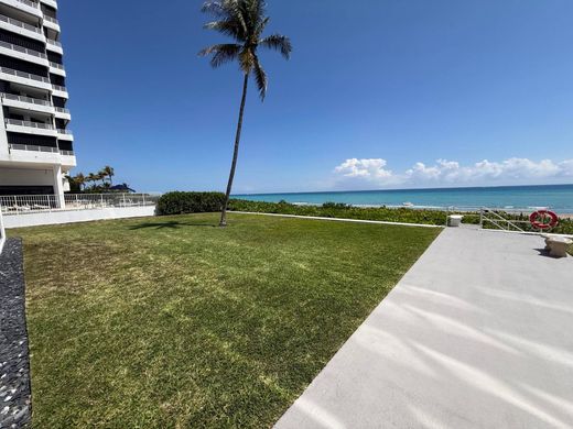 Residential complexes in Highland Beach, Palm Beach