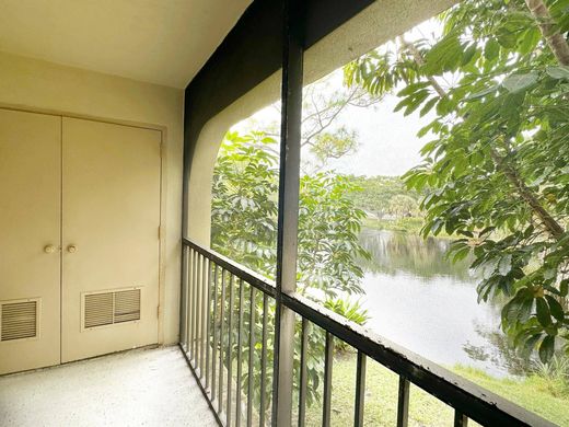 Residential complexes in Boca Raton, Palm Beach