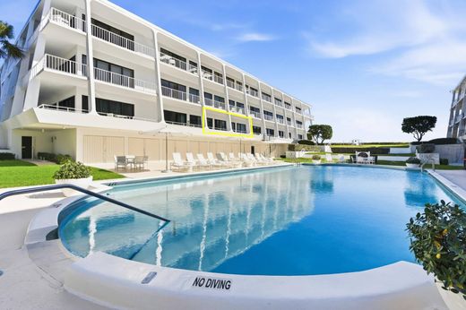 Residential complexes in Palm Beach, Florida