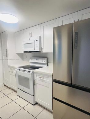 Жилой комплекс, Hialeah, Miami-Dade County