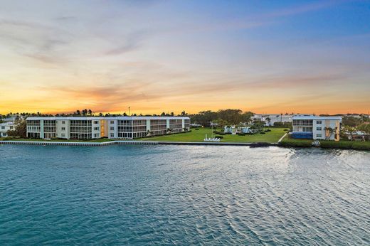 Residential complexes in Tequesta, Palm Beach