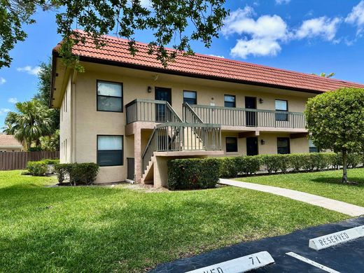 Residential complexes in Boca Raton, Palm Beach