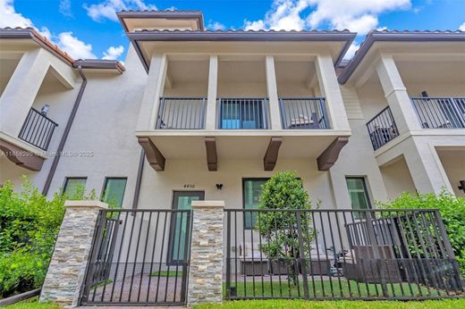 Doral, Miami-Dade Countyのタウンハウス