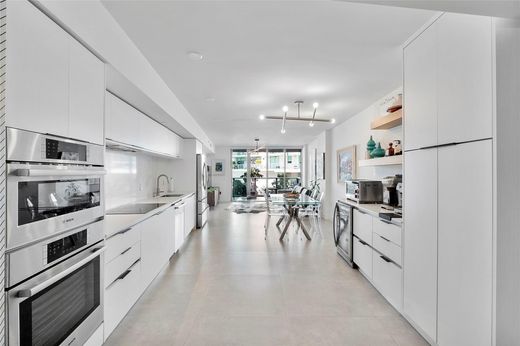 Residential complexes in Miami Beach, Miami-Dade