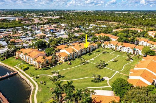 Residential complexes in Hypoluxo, Palm Beach